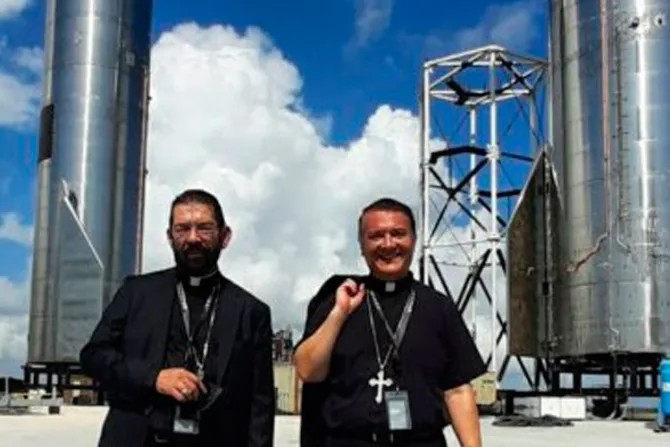 La sorprendente visita de dos obispos a la base de lanzamientos espaciales de SpaceX