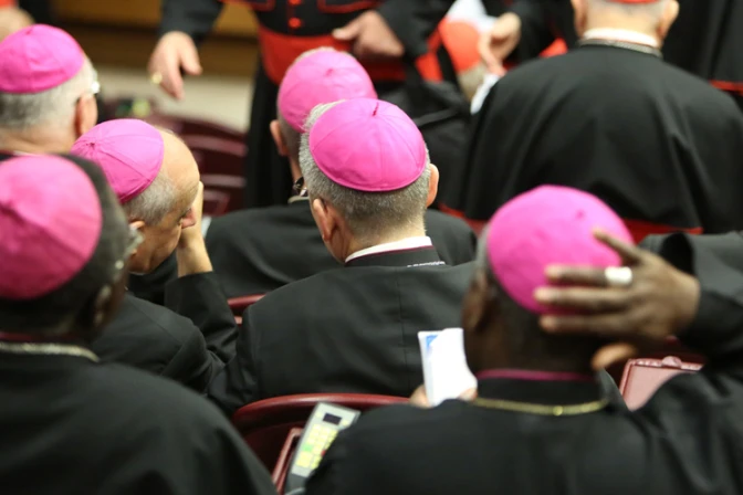 Nuevas normas alientan renuncia de obispos en situaciones difíciles