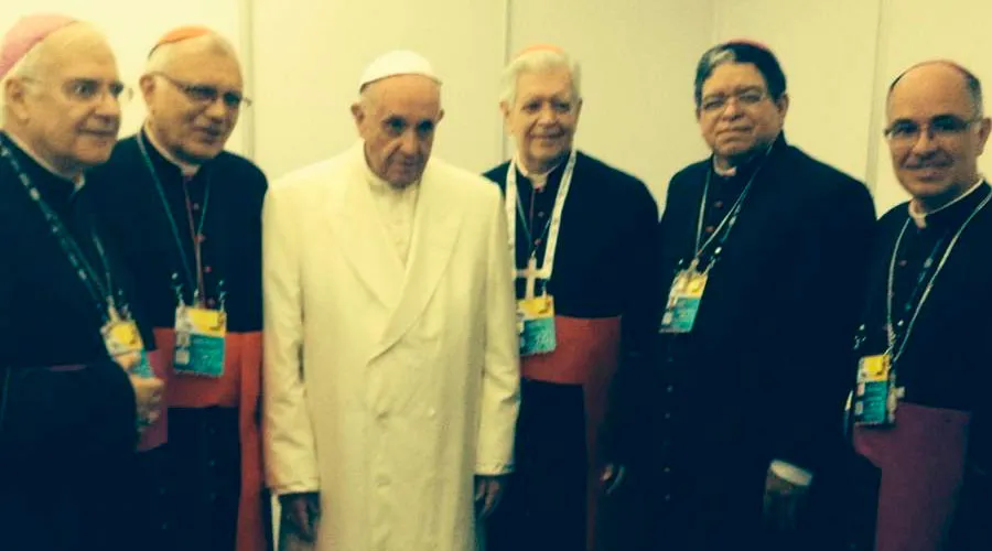 Los obispos de Venezuela con el Papa Francisco luego de la Misa en Bogotá. Foto: CEV
