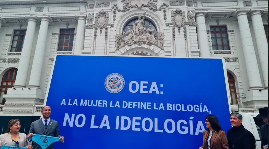 Cartel afuera del Congreso de Perú dice a la OEA: “A la mujer no la define la ideología”