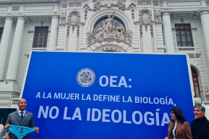 Cartel afuera del Congreso de Perú dice a la OEA: “A la mujer no la define la ideología”