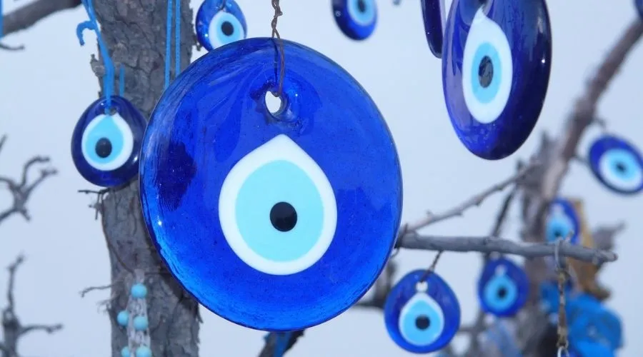 Sacerdote hace importante advertencia sobre el uso del amuleto “ojo turco”