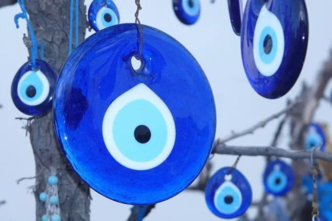 Sacerdote advierte sobre uso de amuleto ojo turco