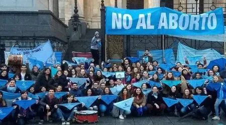 Líder provida exije que dejen de usar a jóvenes para reclamar el aborto en Argentina