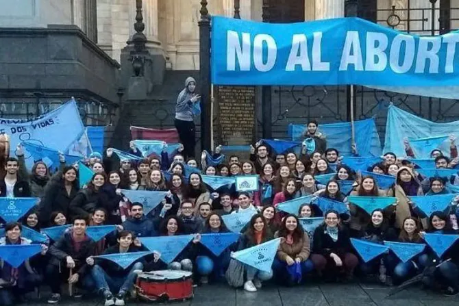 Líder provida exije que dejen de usar a jóvenes para reclamar el aborto en Argentina
