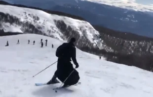 El P. Javier Olivera esquiando con su sotana en Argentina. Cru00e9dito: @PJavierOR en Twitter 