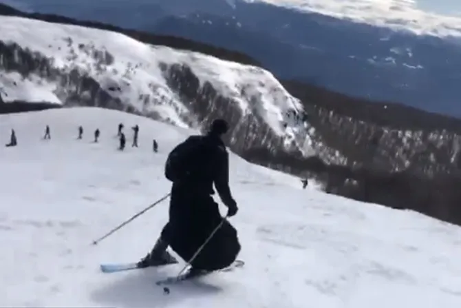 ¿Un cura esquiando con sotana? “El testimonio que uno puede dar es inmenso” [VIDEOS]