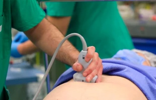 El equipo mu00e9dico prepara a la madre antes de la operaciu00f3n. Foto: Hospital Bambino Gesu00f9 