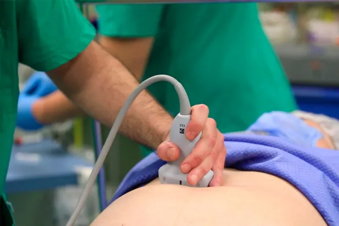 El Hospital del Papa opera con éxito a un niño en el útero materno