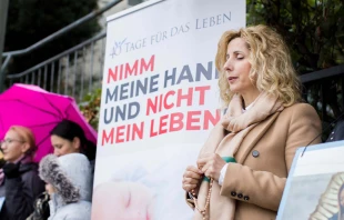 Pavica Vojnoviu0107 y miembros de 40 Du00edas por la Vida rezando cerca de una clu00ednica de abortos. Cru00e9dito: ADF Internacional 