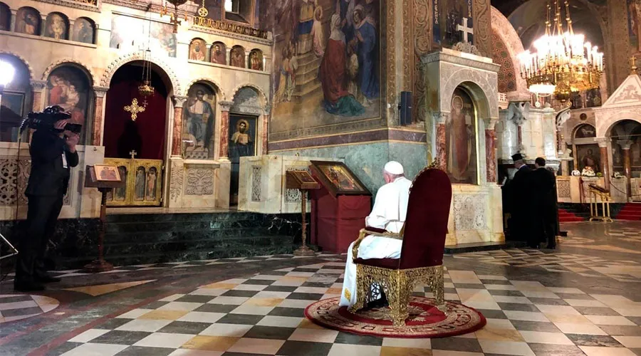 El Papa conmueve con su silenciosa oración a los santos Cirilo y Metodio