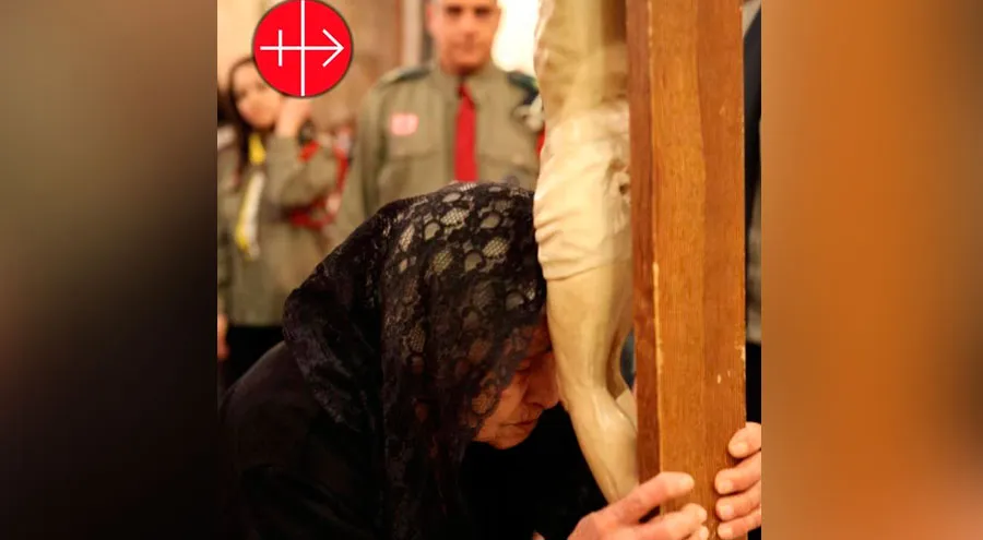 Una cristiana reza ante un crucifijo en Irak (Foto Ayuda a la Iglesia Nececesitada / AIN)?w=200&h=150