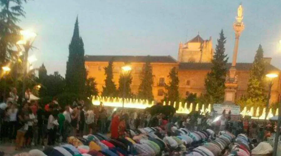 Musulmanes rezan por el Ramadán al pie de la Virgen María. Foto: Twitter / @LuisSalvador.?w=200&h=150