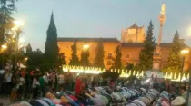 Musulmanes rezan por el Ramadán al pie de la Virgen María. Foto: Twitter / @LuisSalvador.