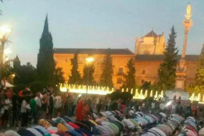 Polémica en España por musulmanes rezando frente a la Inmaculada Concepción