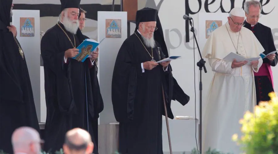 El Papa reza junto con los Patriarcas orientales. Foto: Daniel Ibáñez / ACI Prensa