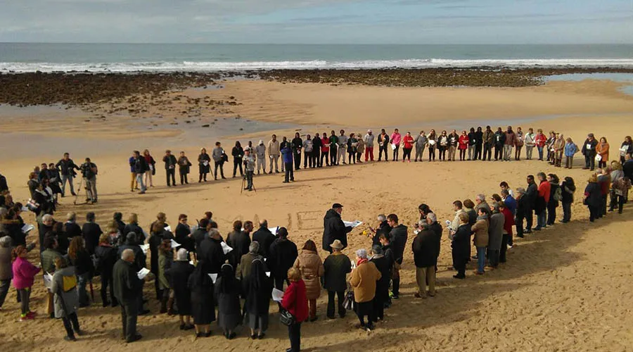 Oración en la playa de Cádiz / Foto: Diócesis de Cádiz y Ceuta?w=200&h=150