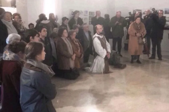 Cientos rezan el Rosario ante exposición blasfema de Pamplona