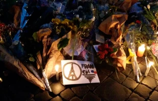 Foto : Oraciu00f3n por Paris - Flores en la entrada de la embajada de Francia en Roma / Cru00e9dito : ACI Prensa  ACI Prensa