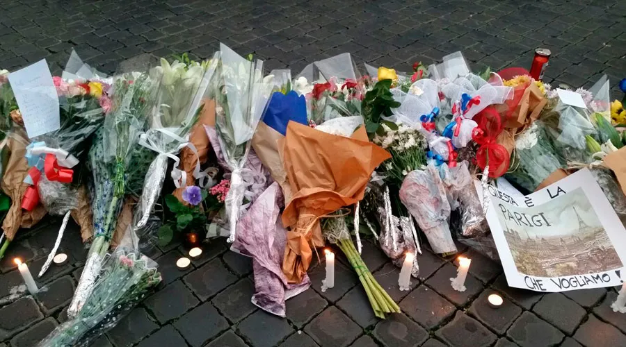 Ramos de flores en el lugar del ataque. Foto: ACI Prensa