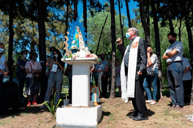 Fieles y obispos rezan en lugar donde desconocidos destruyeron imagen de la Virgen