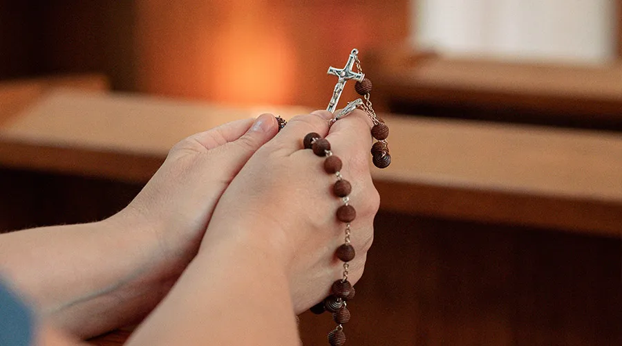 Obispos animan a ayunar y rezar el Rosario por el fin del aborto legal en Estados Unidos