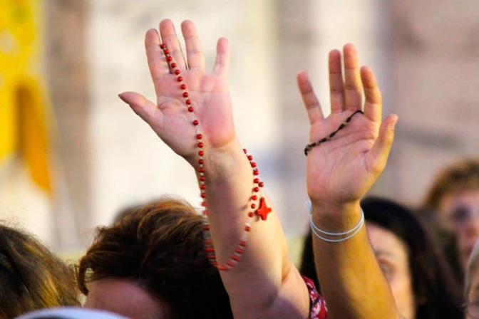 Fieles se reunieron en 84 santuarios para rezar el Rosario por los sacerdotes