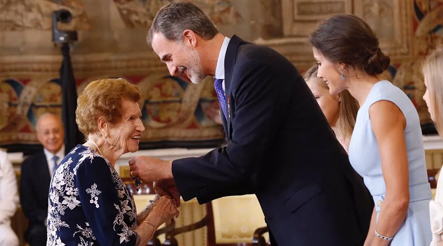 Clotilde Vaniel recibe la medalla de la Orden del Mérito Civil de manos del Rey Felipe VI. Crédito: Twitter Casa Real. ?w=200&h=150