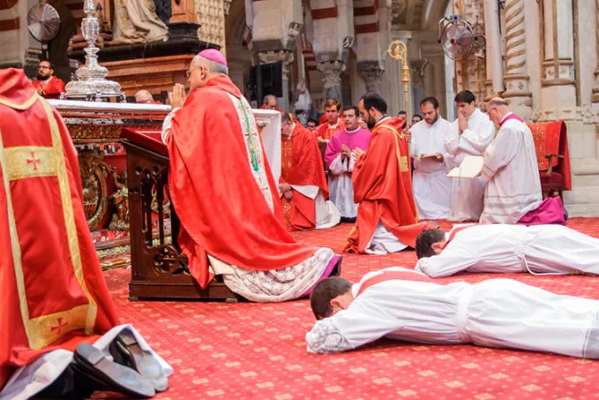 Sacerdotes deben respetar el celibato y la oración, asegura obispo