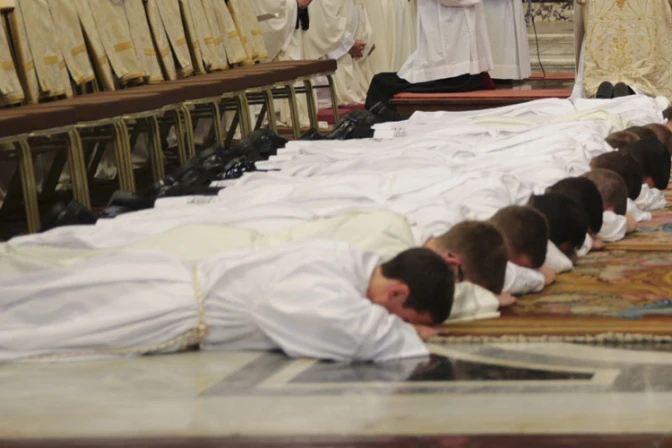 Los sacerdotes casados no son la solución ante la falta de vocaciones, dice Cardenal