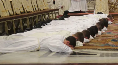 Los sacerdotes casados no son la solución ante la falta de vocaciones, dice Cardenal
