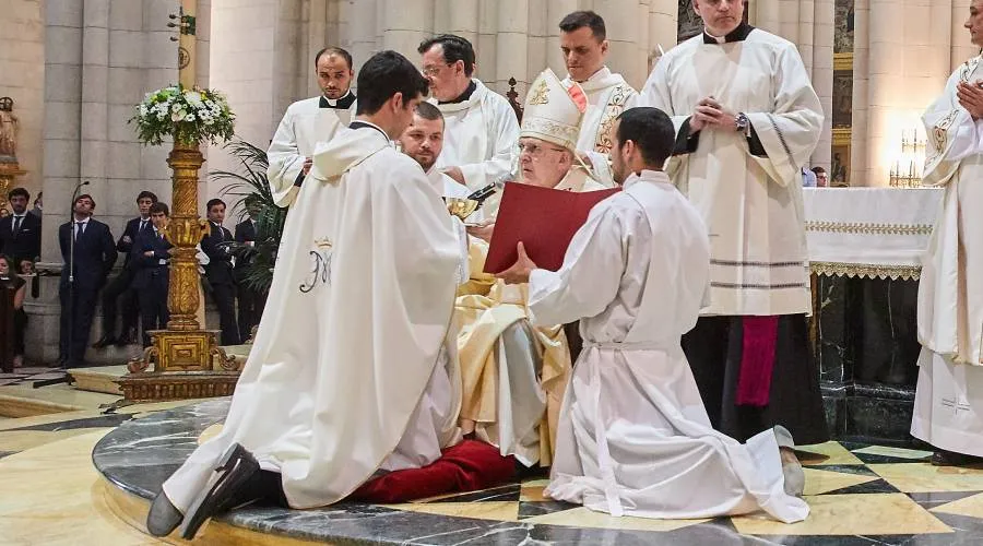 El Cardenal Carlos Osoro ordena al P. Esteban Martínez. Crédito: Archimadrid / Ignacio Arregui.