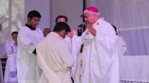Arzobispo de Monterrey, Mons. Rogelio Cabrera, ordena sacerdote al P. Gabirel Zul Mejía en el Centro de Reinserción Social (CERESO) de Apodaca. Foto: Arquidiócesis de Monterrey.