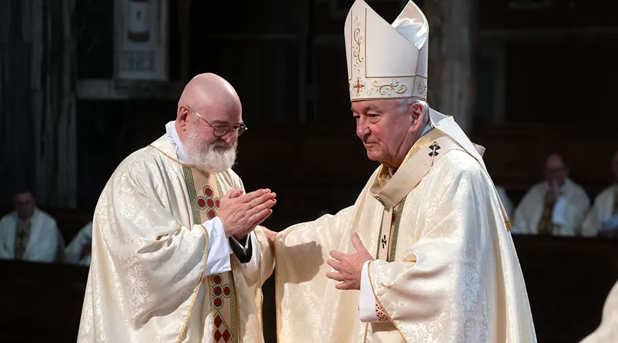 El P. Jonathan Goodall (izquierda) y el Cardenal Vincent Nichols (derecha) en la ceremonia de ordenación / Crédito: Flickr de  Catholic Church England and Wales (CC BY-NC-ND 2.0)