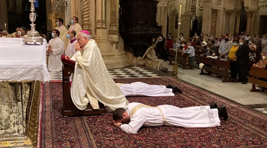 Ordenación sacerdotal con Mons. Demetrio Fernández. Crédito: Diócesis de Córdoba