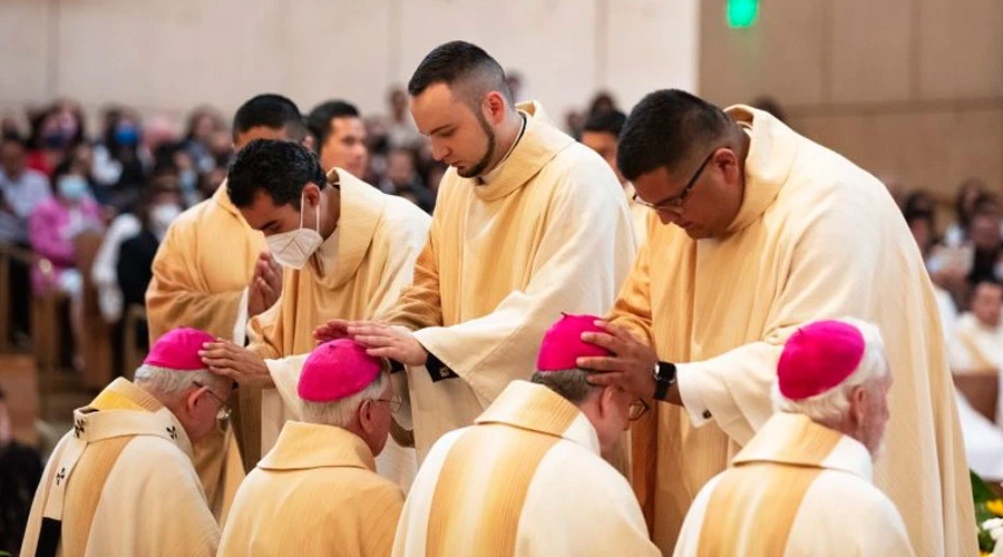 Ordenación sacerdotal en Los Ángeles el 4 de junio de 2022 | Crédito: Victor Alemán - Arquidiócesis de Los Ángeles?w=200&h=150