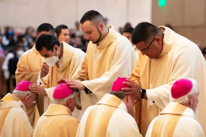 Latinos alcanzan récord de ordenaciones sacerdotales en Estados Unidos