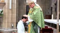 Ordenación del P. Juan Pablo Aroztegi por el Obispo de San Sebastián, Mons. José Ignacio Munilla. Foto: Diócesis de San Sebastián. 