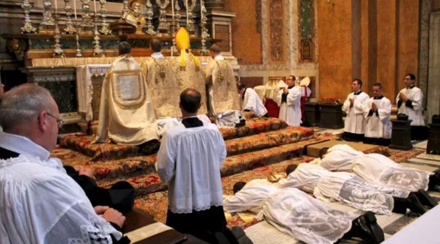 Le Vatican ordonne la suspension des ordinations dans le diocèse de Fréjus-Toulon, France