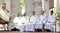 Cardenal Mario Aurelio Poli junto a nuevos sacerdotes / Foto: AICA
