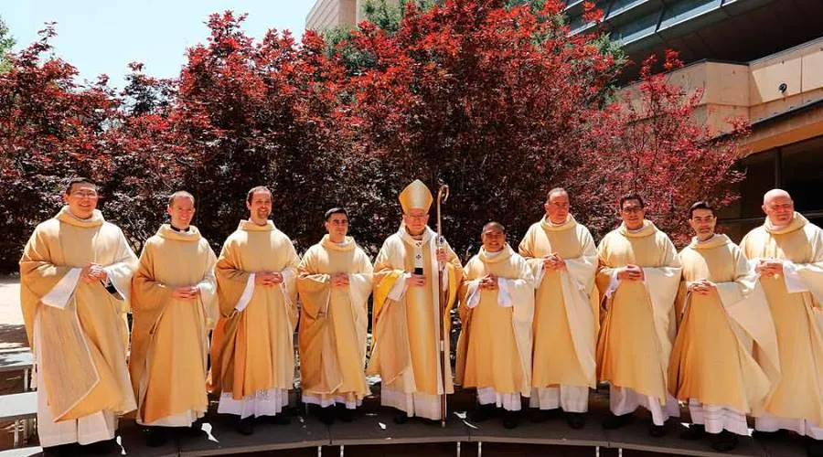 Ordenación Sacerdotal en la Arquidiócesis de Los Ángeles / Foto: Facebook Mons. José Gómez?w=200&h=150