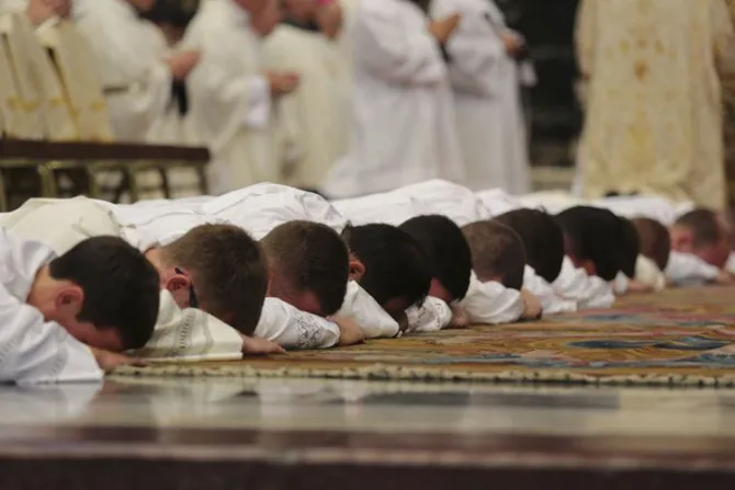 Ante escándalos de abusos, Cardenal pide mirar también la multitud de sacerdotes fieles