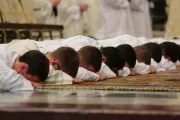 Iglesia en Escocia recibe al grupo más grande de sacerdotes ordenados en 20 años