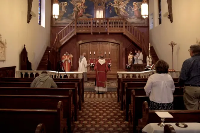 Dos franciscanos son ordenados sacerdotes en una iglesia casi vacía pero llena de fe