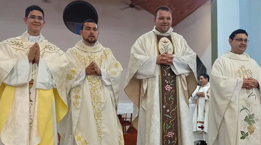 Sacerdotes ordenados Alejandro Nuñez, Rodrigo Grün, Cristian Loose y Alexi González. Crédito: Diócesis de Puerto Iguazú. ?w=200&h=150