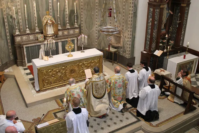 Belleza de la liturgia ayuda a anglicanos a volver a la Iglesia Católica, afirma experto
