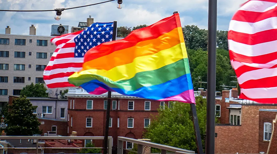 Gobierno de Estados Unidos permite que embajadas ondeen banderas del “orgullo LGTB”