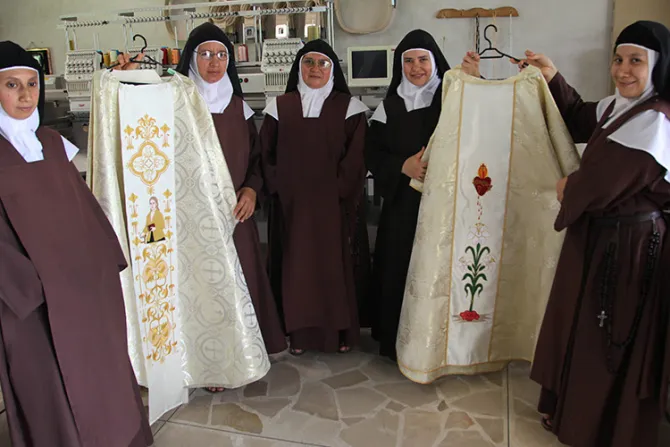 Monjas de clausura confeccionan vestiduras que el Papa Francisco usará en Misa en Ecuador