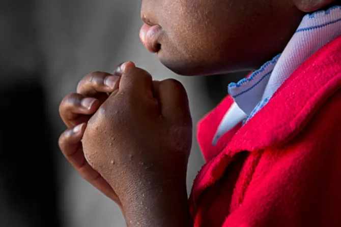 Fotografía de niños rezando antes de ir a su primer día de escuela se vuelve viral