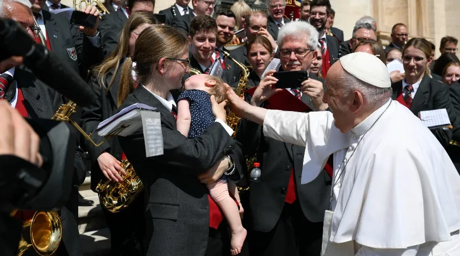 El Papa saluda a la hija de un miembro de la orquesta tras la Audiencia General. Crédito: Vatican Media.?w=200&h=150